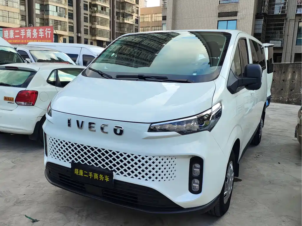 Автобус Iveco Juxing 2023 B300 2.0T мощностью 110 кВт с ручным управлением Версия Xinghui с низким верхом