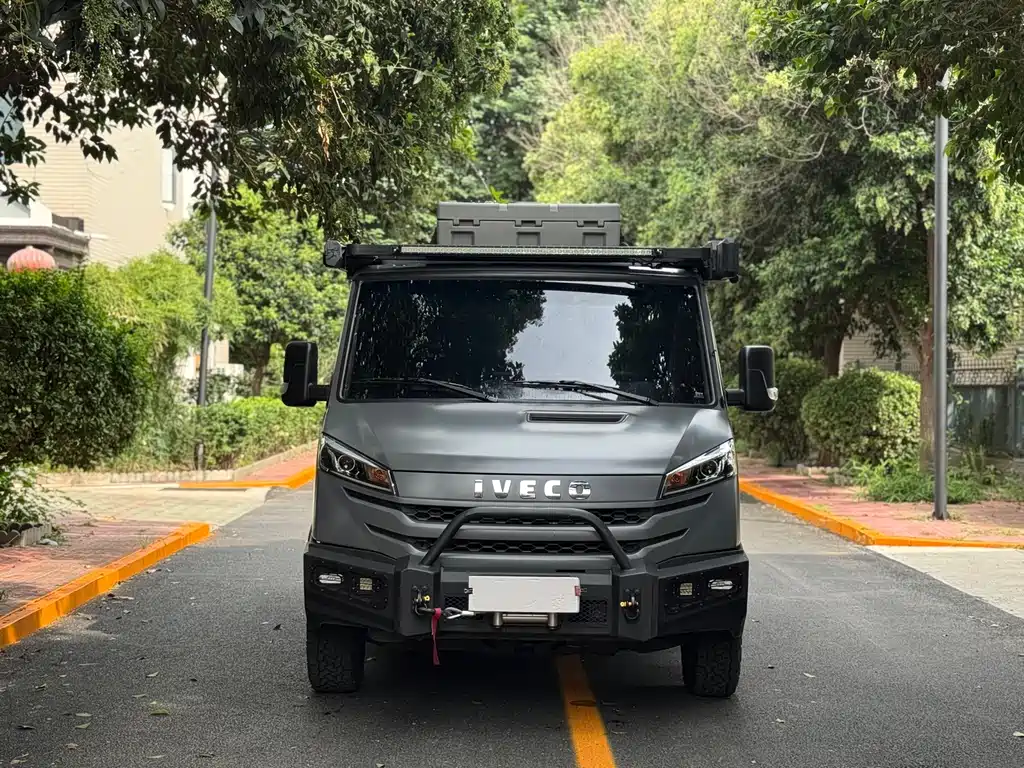 Iveco proud 2023 2,5 т A35M1 с коротким стволом, средней высотой, с одной боковой стенкой, сдвижная дверь на 5-9 посадочных мест