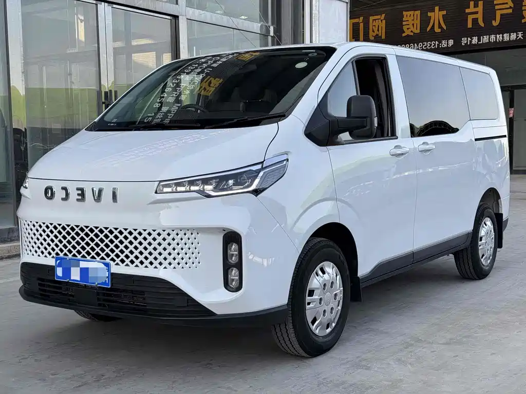 Пассажирский грузовик Iveco Juxing 2023 C30 грузоподъемностью 2,0 Т мощностью 93 кВт с ручным управлением, версия Star Road с низким верхом