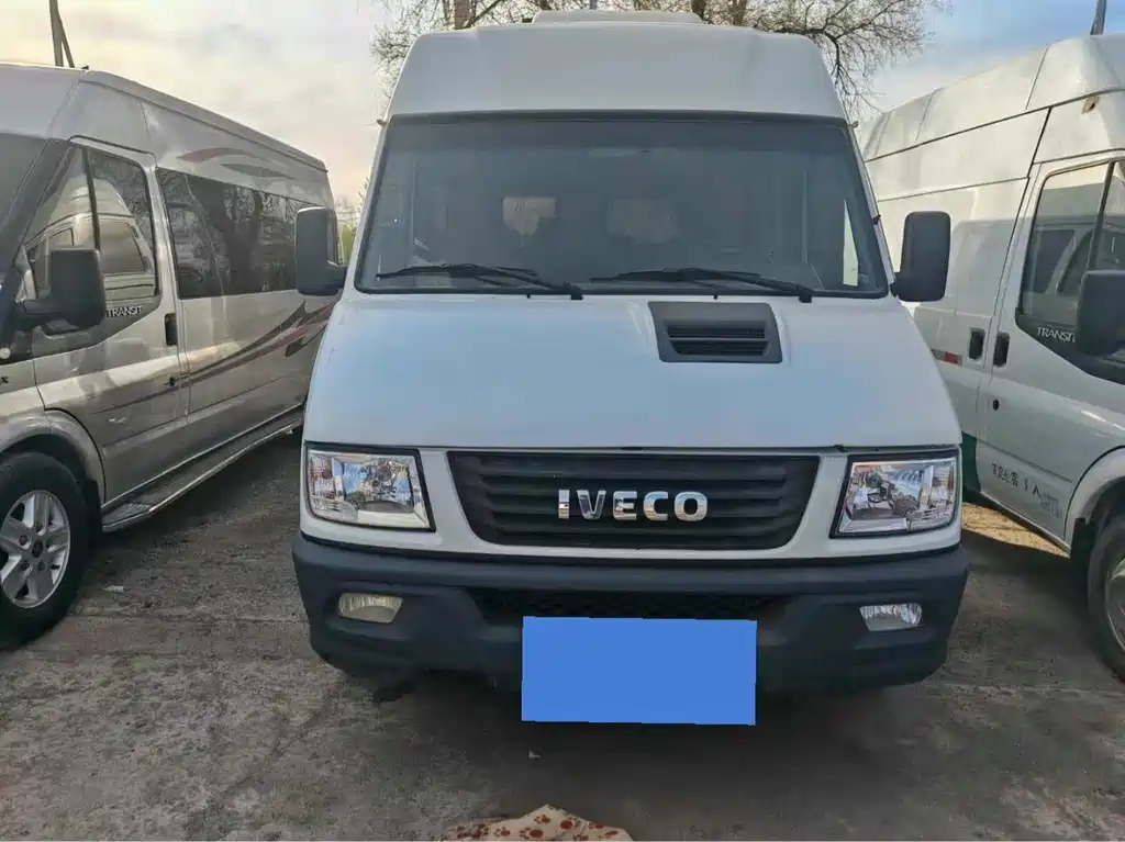 Iveco proud 2020 2.5T A35 passenger car double tire mid-top 5-9 seat side sliding door country VI
