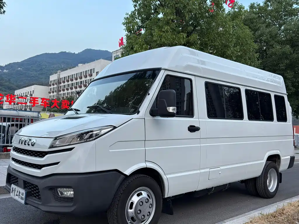 Iveco proud 2025 2.5T A37M1 multi-purpose passenger car with center axle and top tires