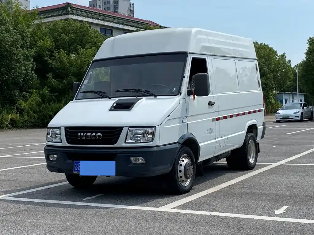 Iveco proud 2021 2.8 T V35 VAN van transporter 3-seater short axle mid-top double sidewall sliding door