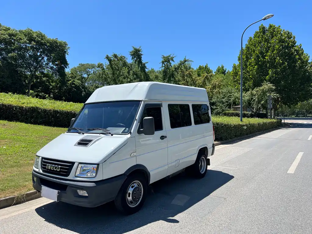 Iveco proud 2021 2.5T A35 M1 bus 5-9 seat short axle mid-top double tire manual door