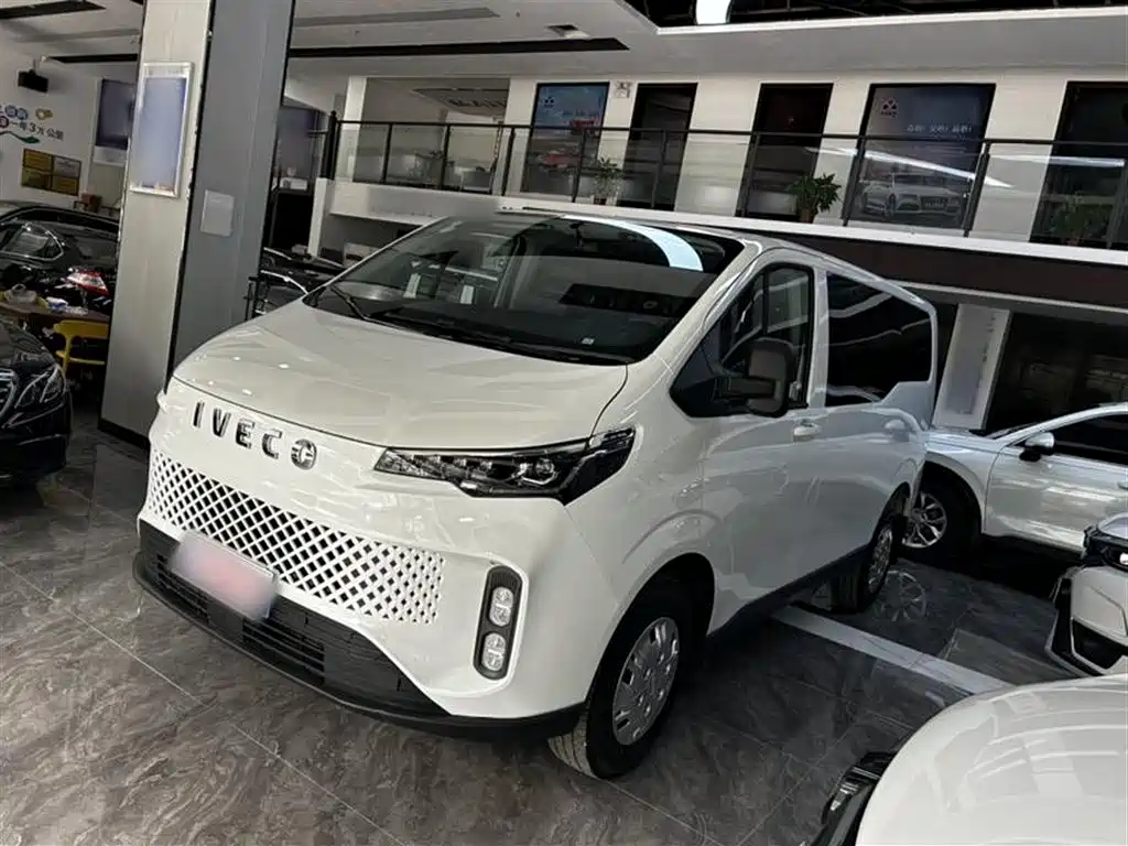 Пассажирский грузовик Iveco Juxing 2023 C30 грузоподъемностью 2,0 Т мощностью 93 кВт с ручным управлением, версия Star Road с низким верхом
