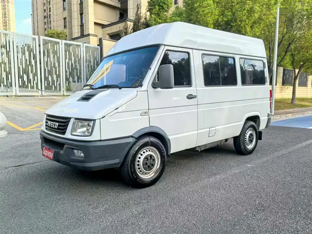 Iveco proud 2021 2.5T A35 M1 passenger car 5-9 seats short axle mid-top single sidewall sliding door