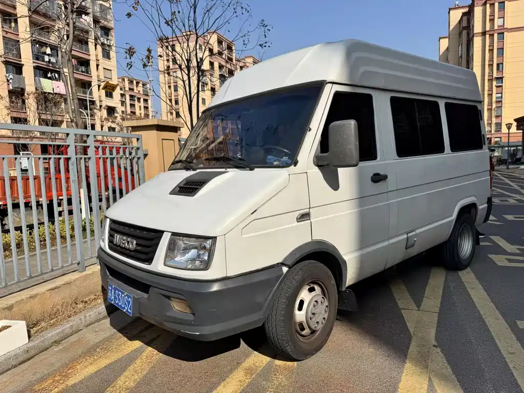 Iveco proud 2020 2.5T A35 bus double tire mid-top 5-9 seat country VI