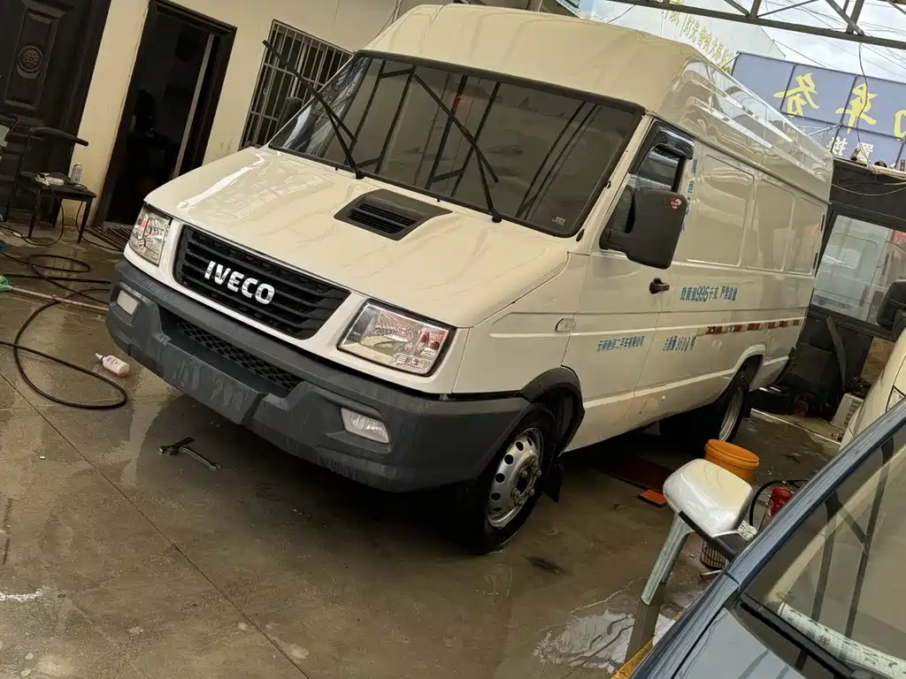 Iveco proud 2021 2.8 T V40 VAN van transporter 3-seater long axle mid-top double sidewall sliding door