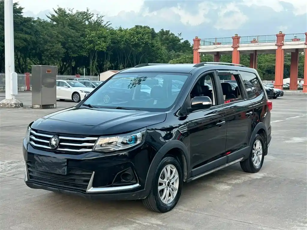 Популярная сельская версия SX6 2022 объемом 1,6 л с ручным управлением