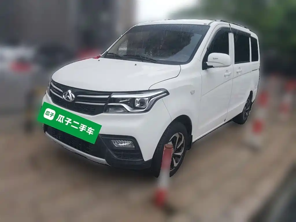 Автобус Uno S 2023 объемом 1,5 л exclusive edition с двумя парами и кондиционером JL473QG на 7 мест