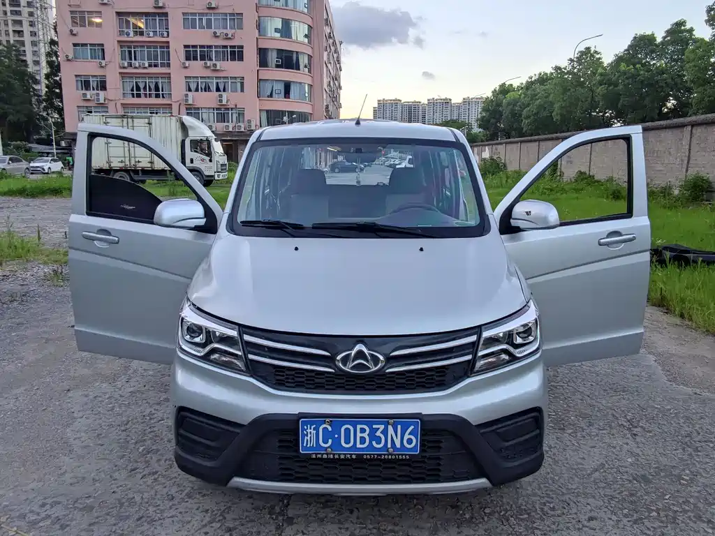 Uno S 2021 1,5-литровый автобус Uno S Zhixiang с двойным паровым кондиционером JL473QG, выполненный по индивидуальному заказу.
