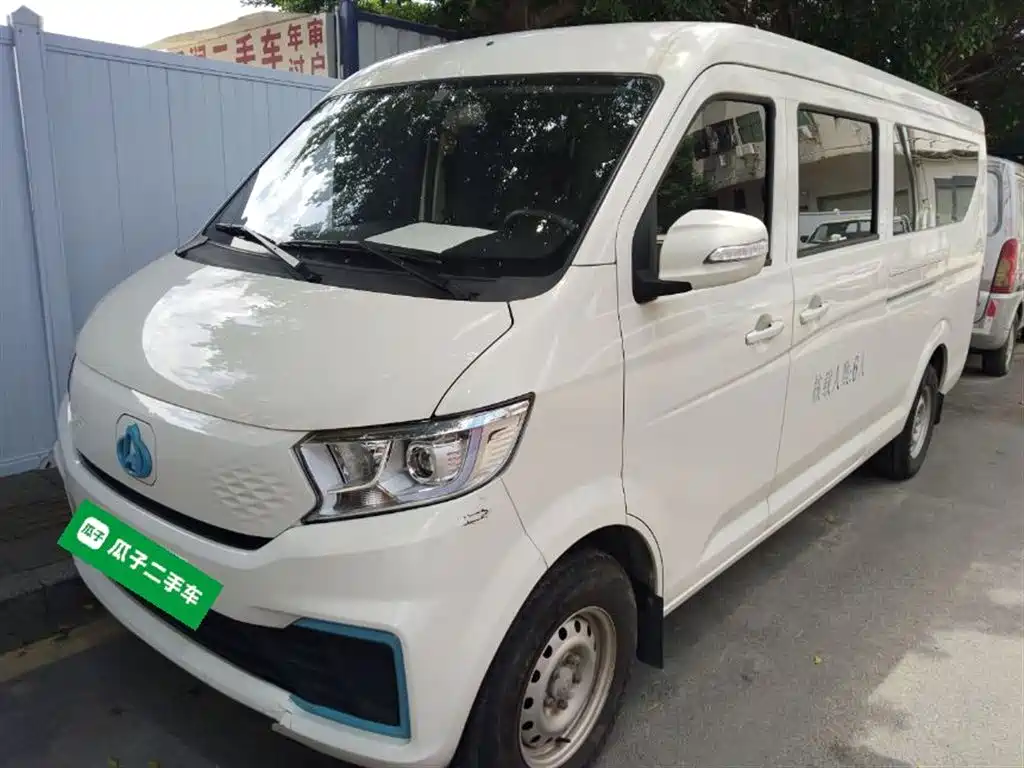 Cross Star V7 EV 2024 251km hatchback door comfortable 6-seater