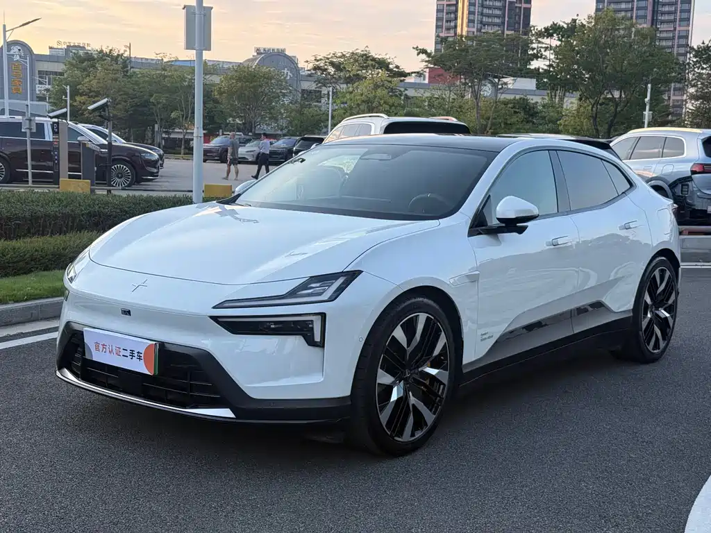 Polestar 4 2024 с двумя двигателями и длительным временем автономной работы, а также версия с подключением к системе dual-star