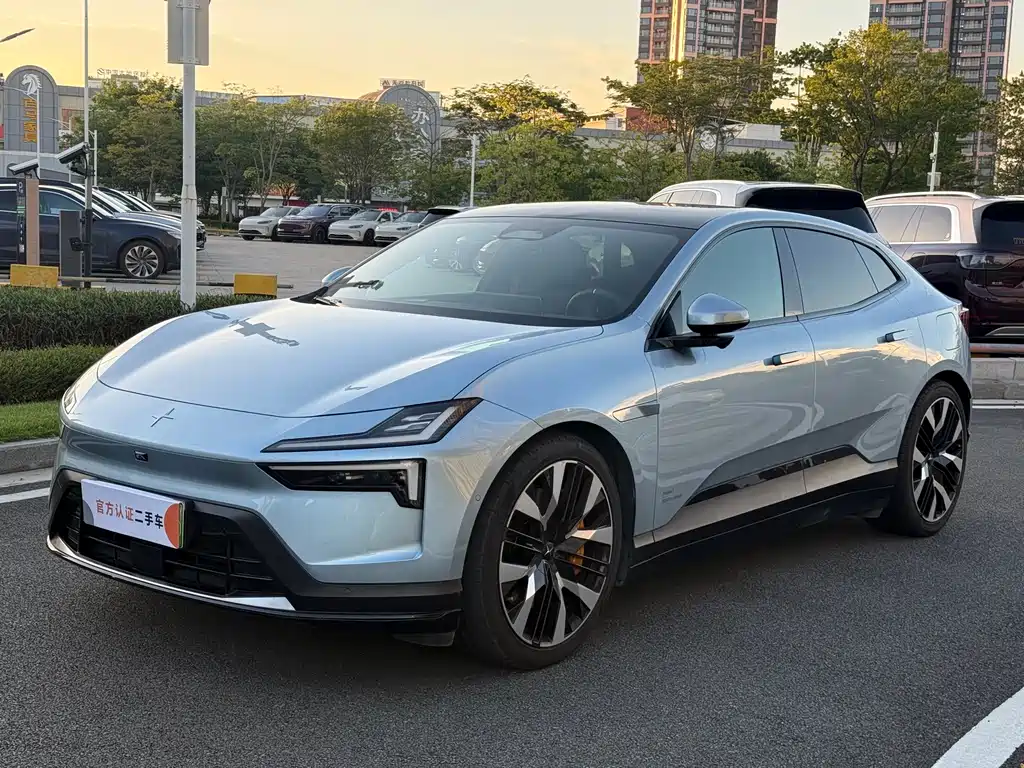 Polestar 4 2024 с двумя двигателями и длительным временем автономной работы, а также версия с подключением к системе dual-star