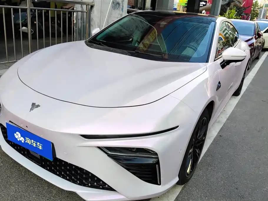 Версия Nezha S 2022 с увеличенной дальностью хода 1160 км версия со средним задним приводом