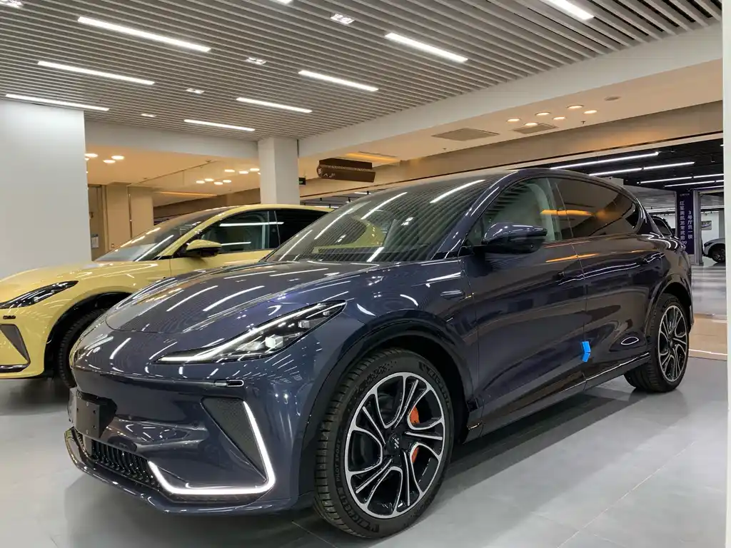 Полноприводная версия Zhiji LS7 2023 мощностью 100 кВт*ч Lux