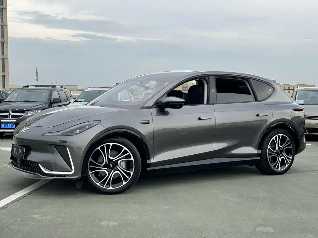 Полноприводная версия Zhiji LS7 2023 мощностью 100 кВт*ч Lux