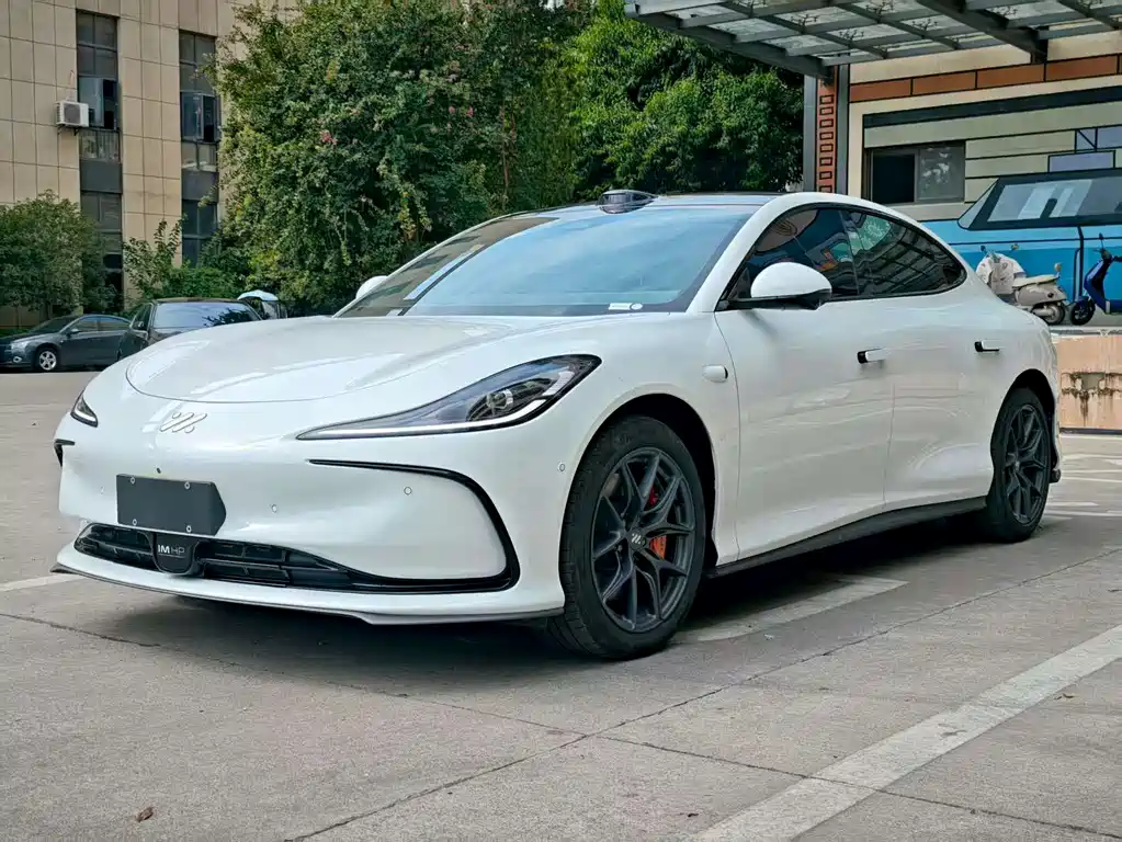Версия Zhiji L6 2024 с максимальным сроком службы батареи