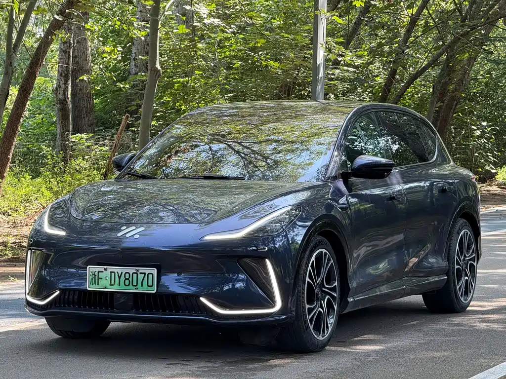 Заднеприводная версия Zhiji LS7 2023 мощностью 100 кВт-ч Lux