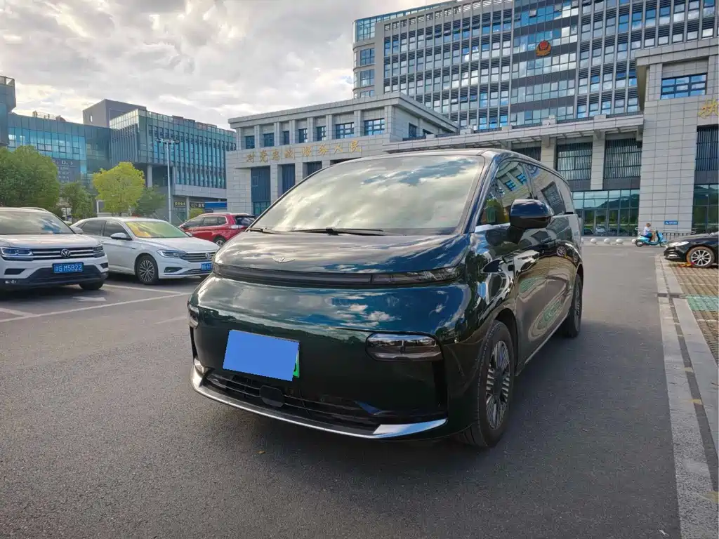 Yizhen L380 2024 6-местный полноприводный автомобиль Ultra с поворотом на 140 градусов