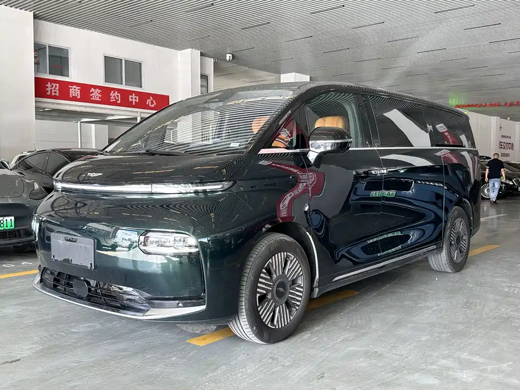 Yizhen L380 2024 6-местный полноприводный автомобиль Ultra с поворотом на 140 градусов