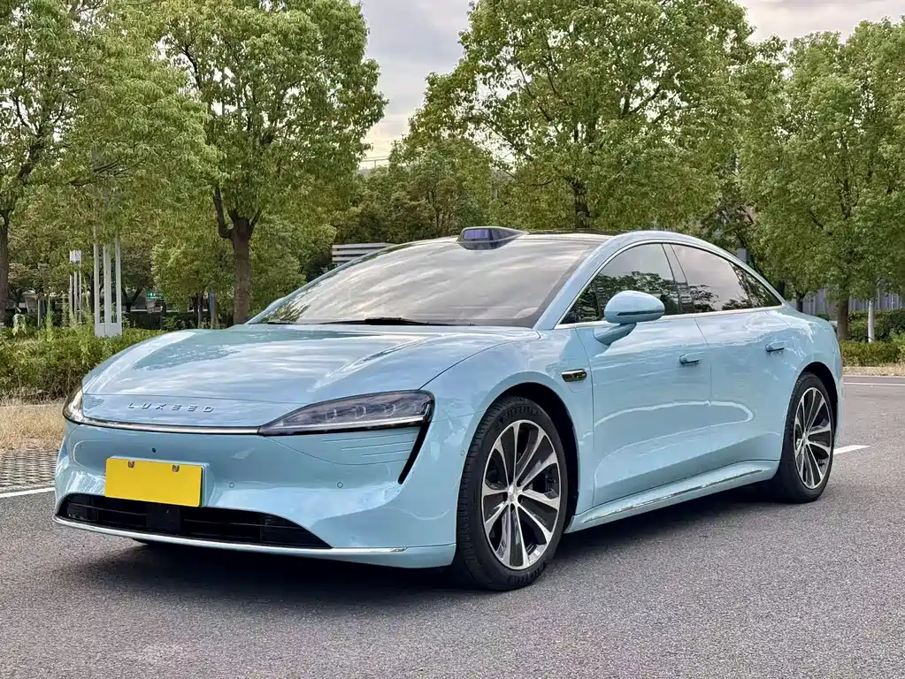 Модель Zhijie S7 2025 макс. 705 км