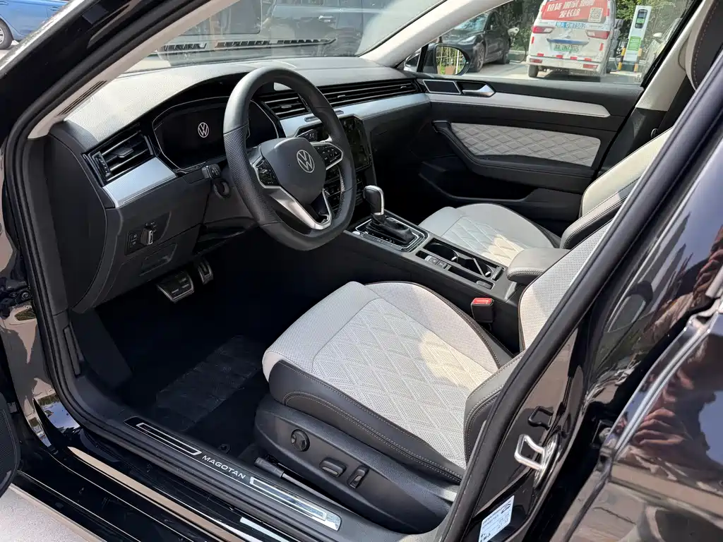 Magotan 2024 model 2 million public enjoy model 330TSI DSG luxury