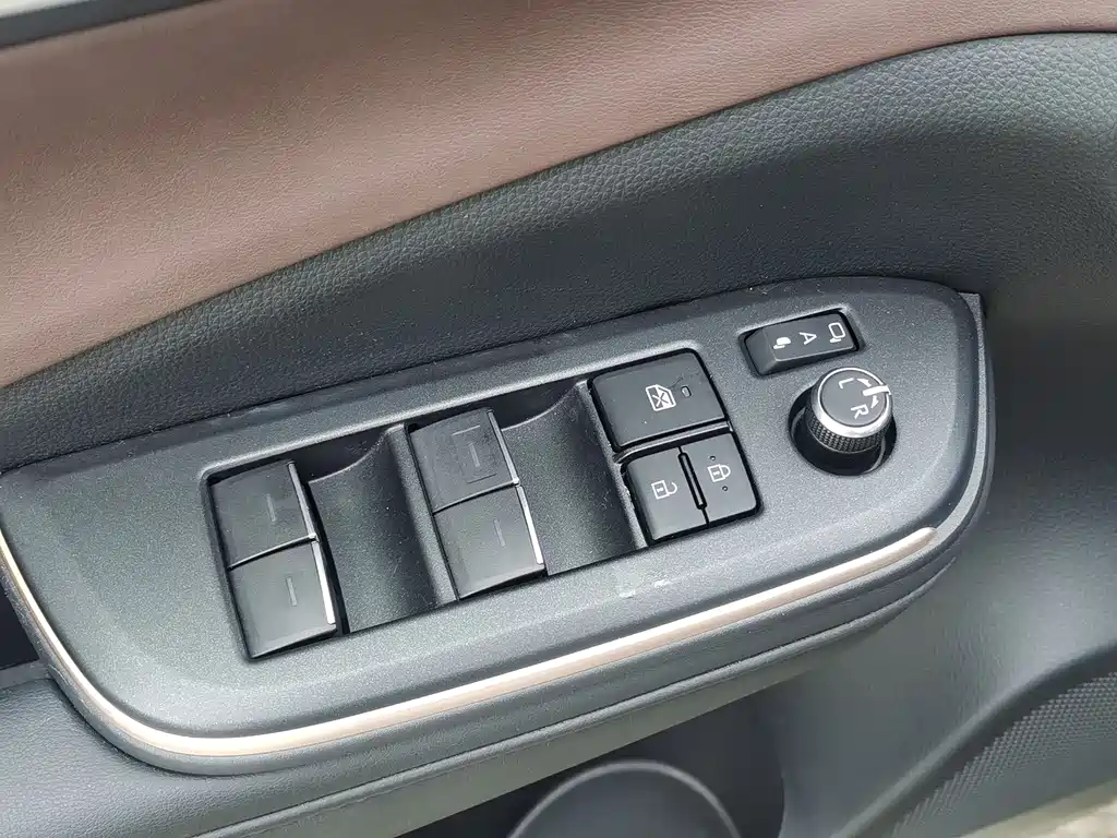 Crown SportCross 2023 2.5 L SportCross HEV two-wheel drive Premium Edition