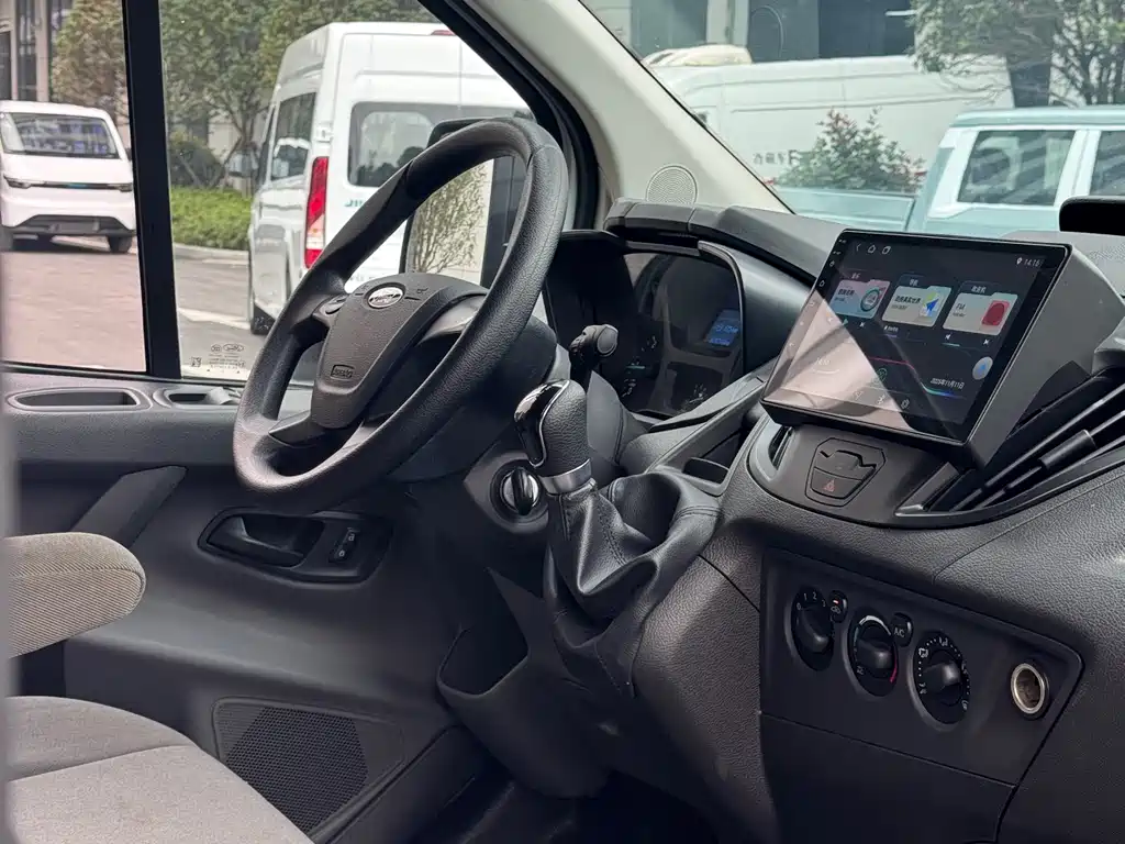 Quanshun 2019 2.0T diesel multi-function commercial vehicle short-axle low-top 6-seater country VI