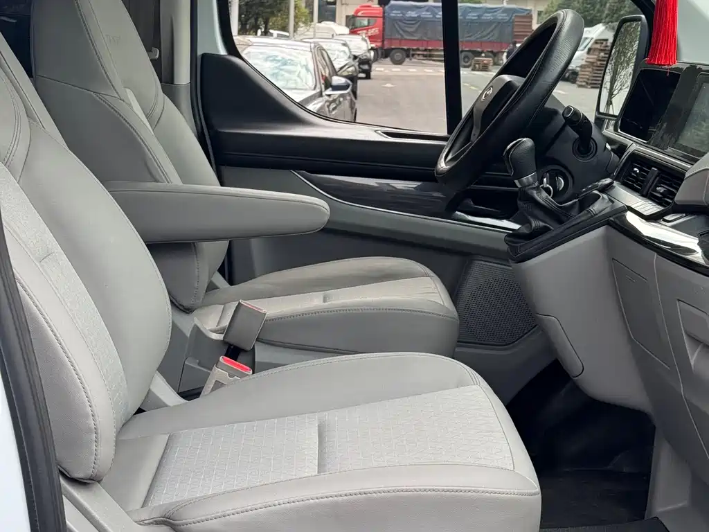 Quanshun 2023 2.0T diesel manual business travel type center axle center top 7/8/9 seats