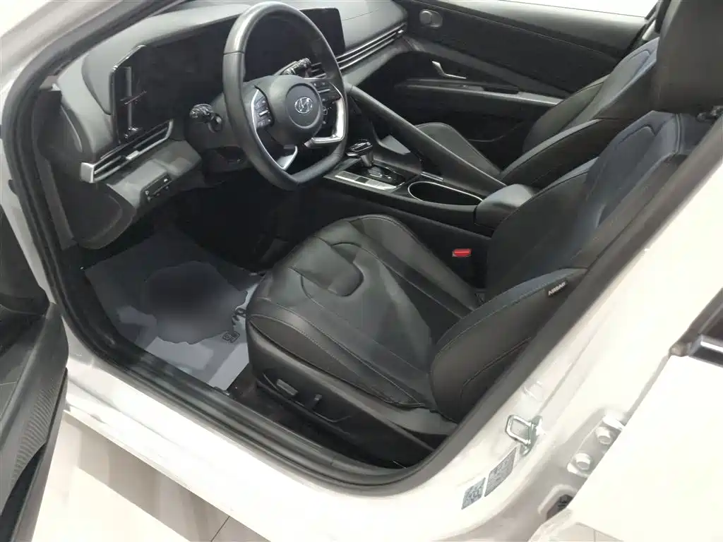 Elantra 2022 1.5L CVT LUX Premium Edition