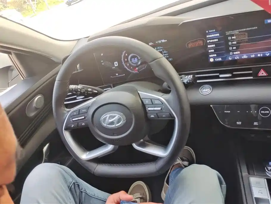 Elantra 2022 1.5L CVT LUX Premium Edition