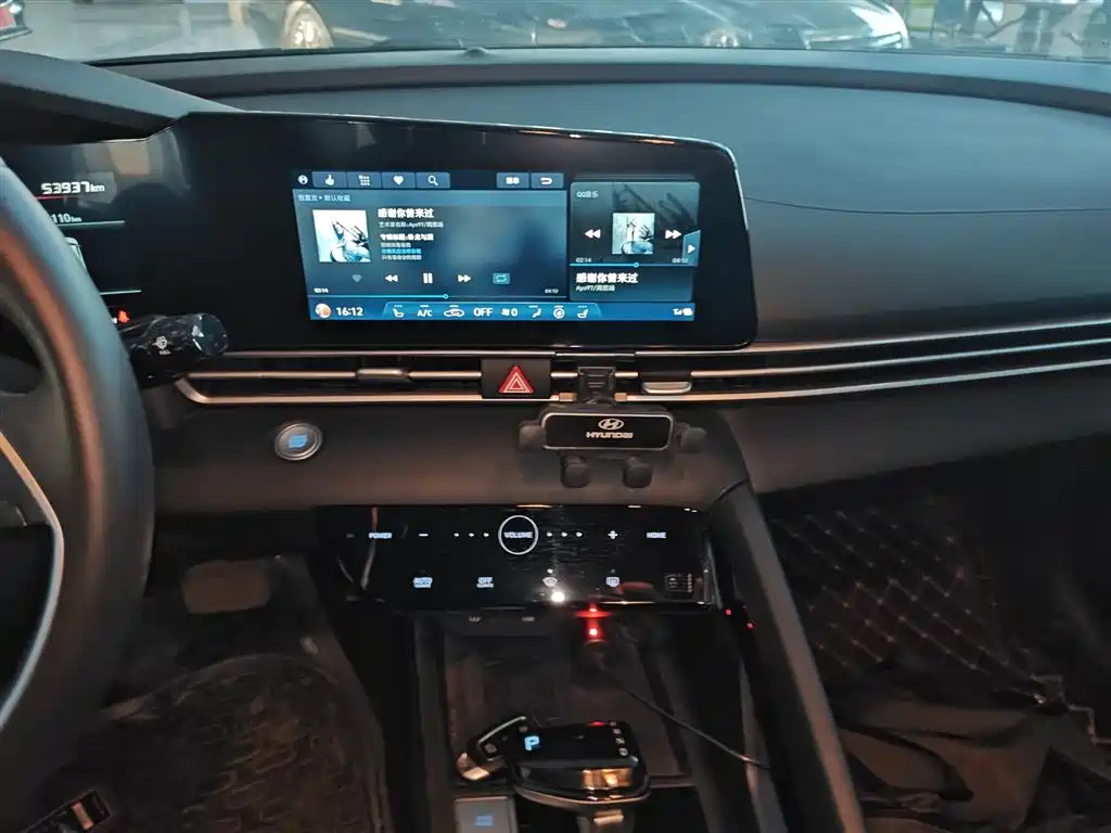 Elantra 2022 1.5L CVT LUX Premium Edition