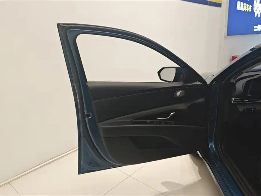 Elantra 2022 1.5L CVT LUX Premium Edition