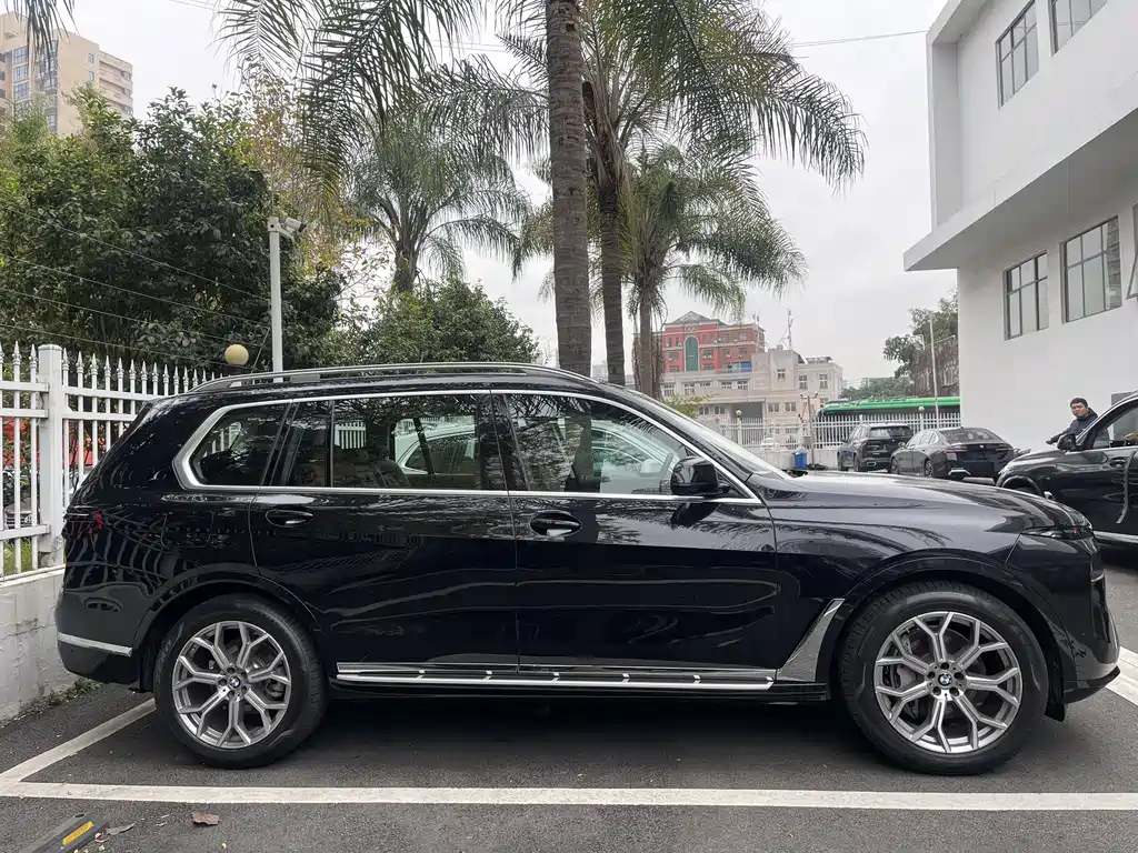 BMW X7 2024 xDrive40i leading luxury set