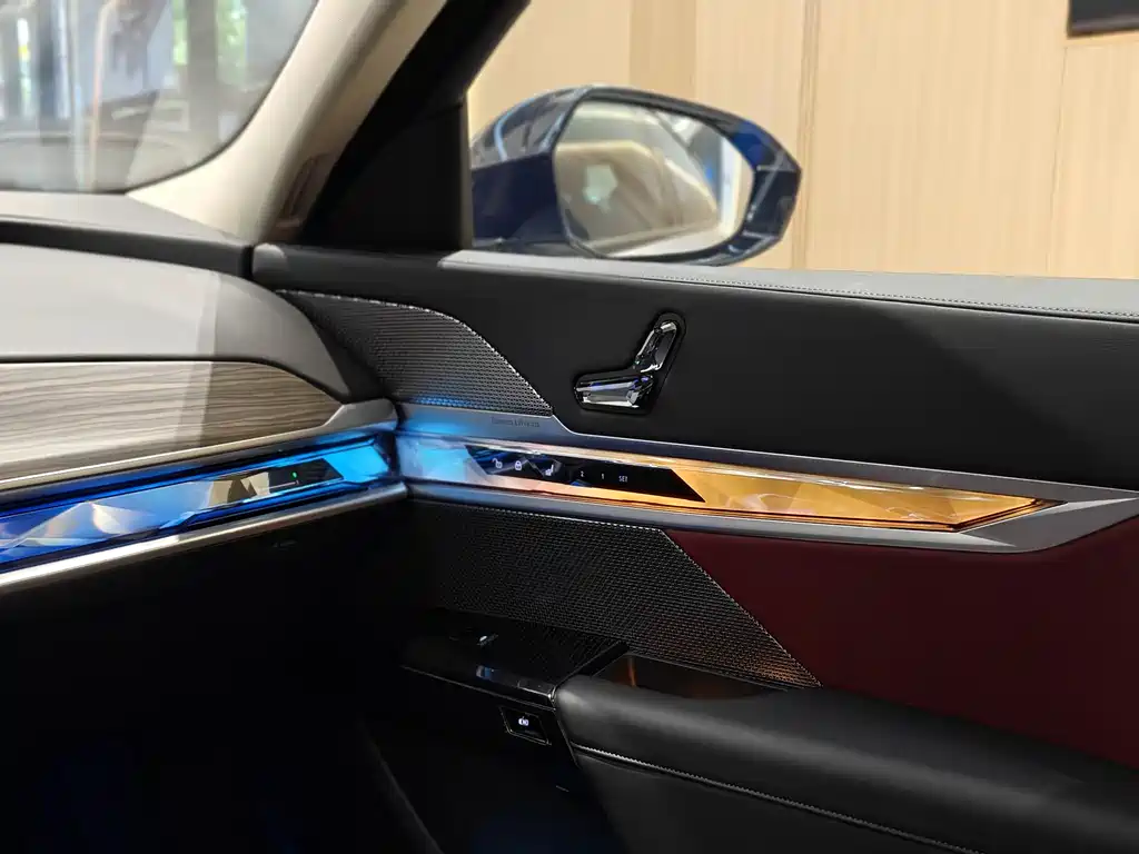 BMW i7 2023 eDrive50L leading M sports suit