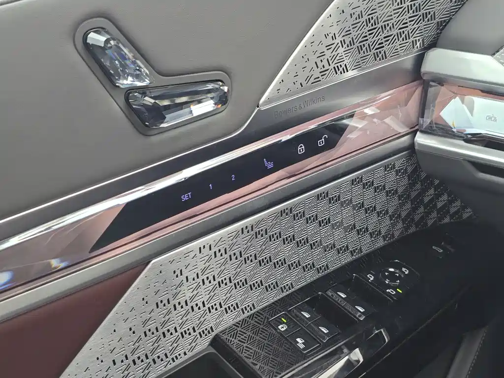 BMW i7 2023 xDrive60L M sports suit