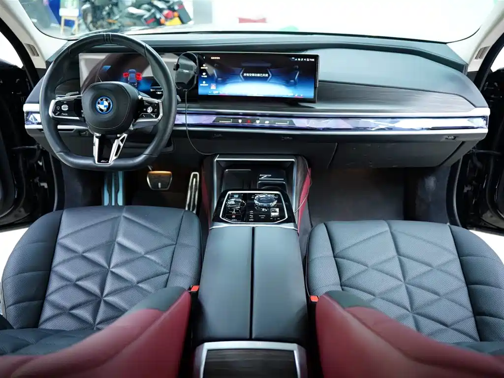 BMW i7 2023 eDrive50L leading M sports suit