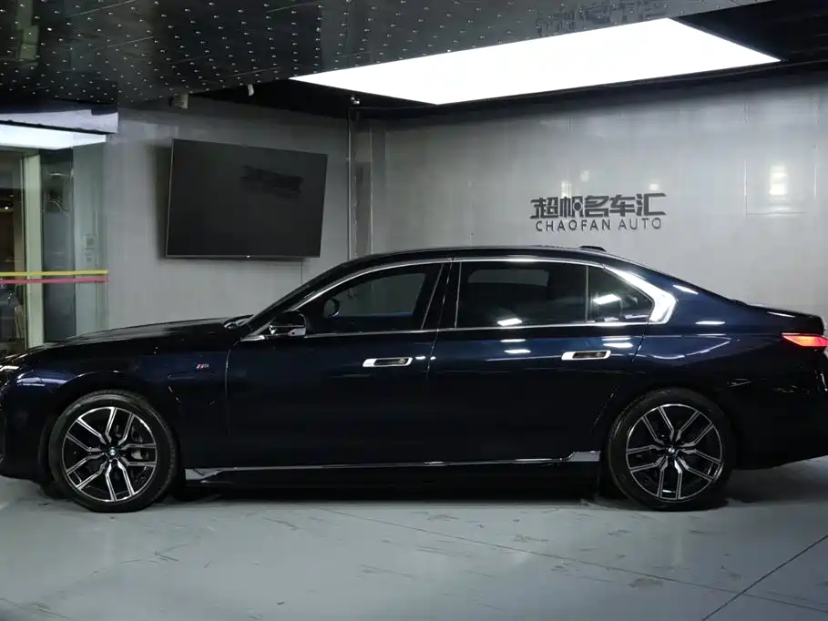 BMW i7 2023 eDrive50L leading M sports suit