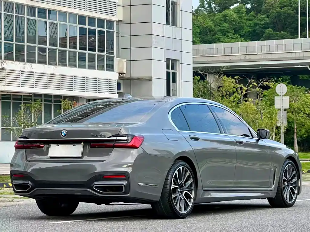 BMW 7 Series 2021 740Li leading M sports suit