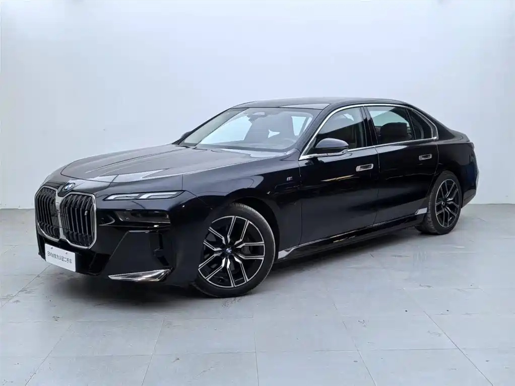 BMW i7 2023 eDrive50L leading M sports suit