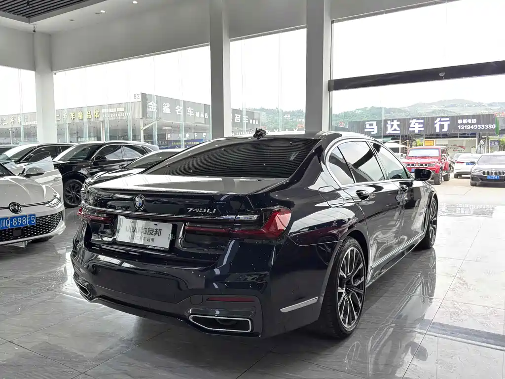 BMW 7 Series 2021 740Li leading M sports suit