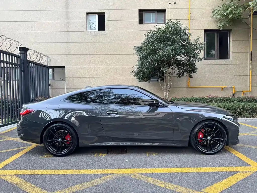 BMW 4 Series 2023 425i M Sports Yao Ye Suit