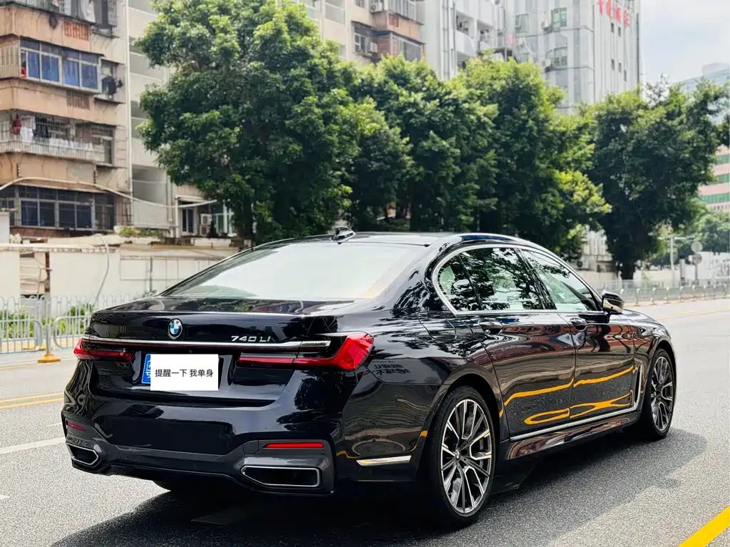 BMW 7 Series 2019 740Li leading M sports suit