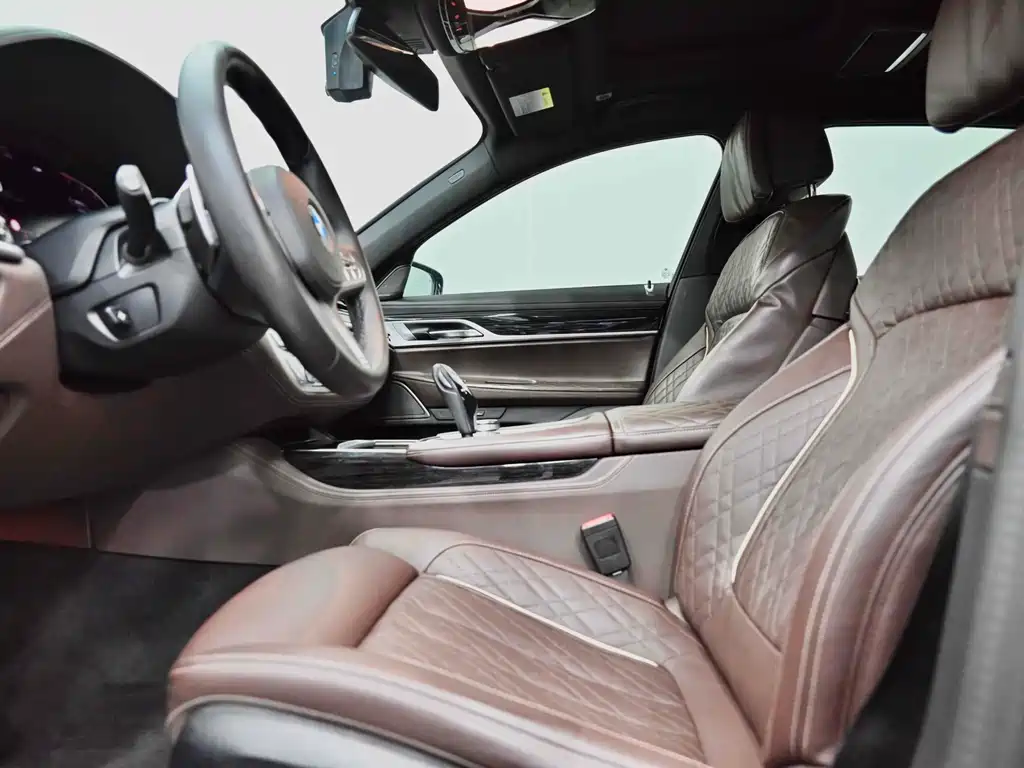 BMW 7 Series 2019 740Li leading M sports suit