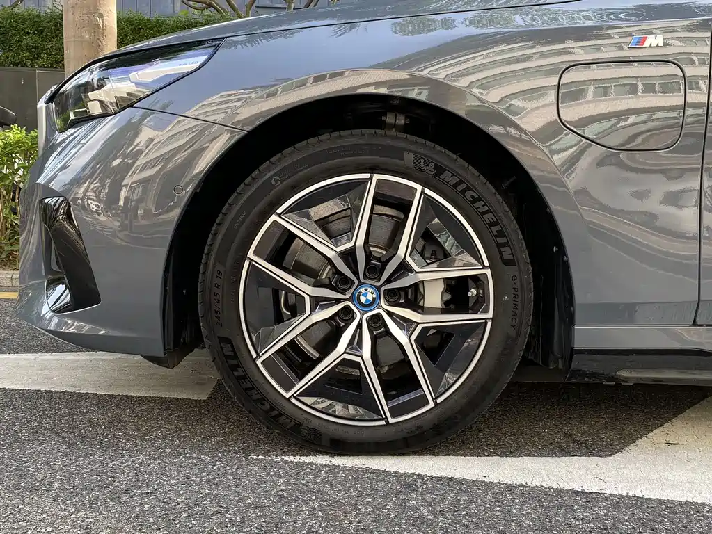 BMW i5 2024 eDrive 35L M sports suit