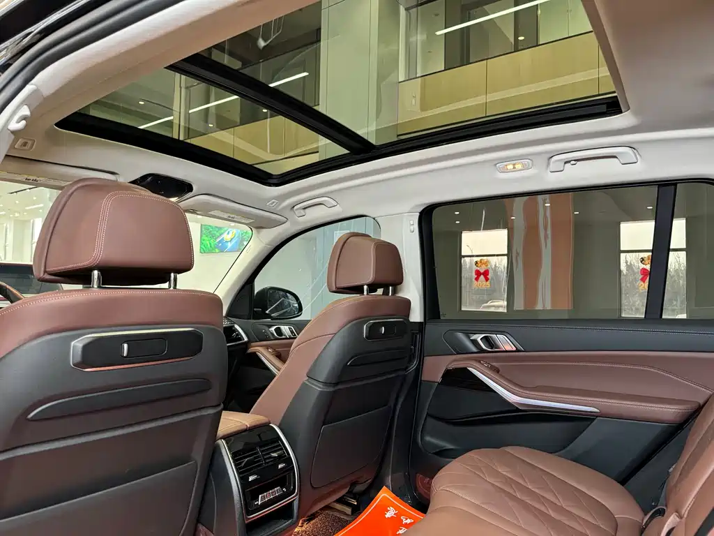 BMW X7 2023 xDrive40i leading luxury set