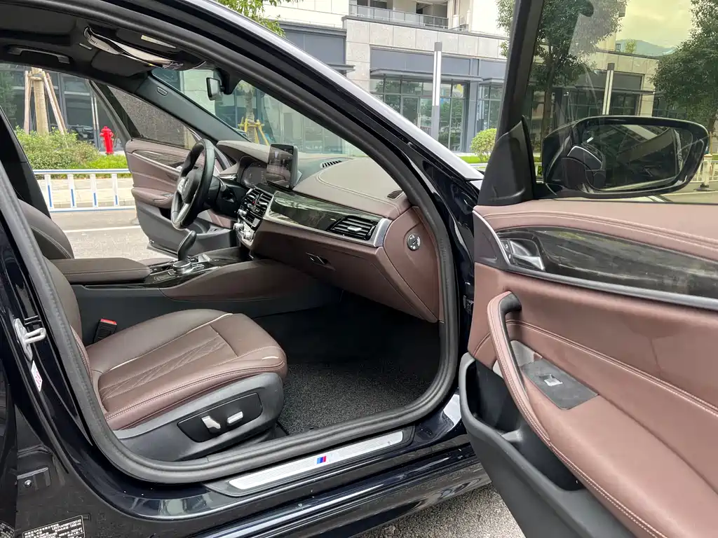 BMW 5 Series 2022 facelift Two 525Li M sports suit