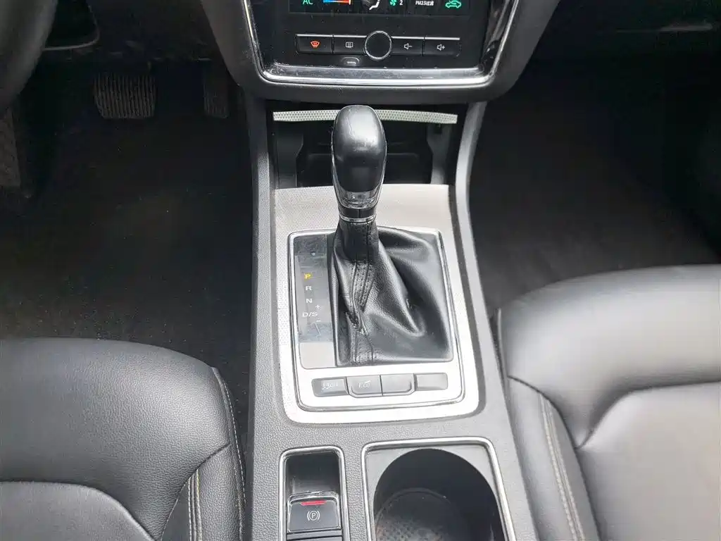 Roewe i6 2020 PLUS 1.6L CVT 4G Connected Glory Ultimate Edition