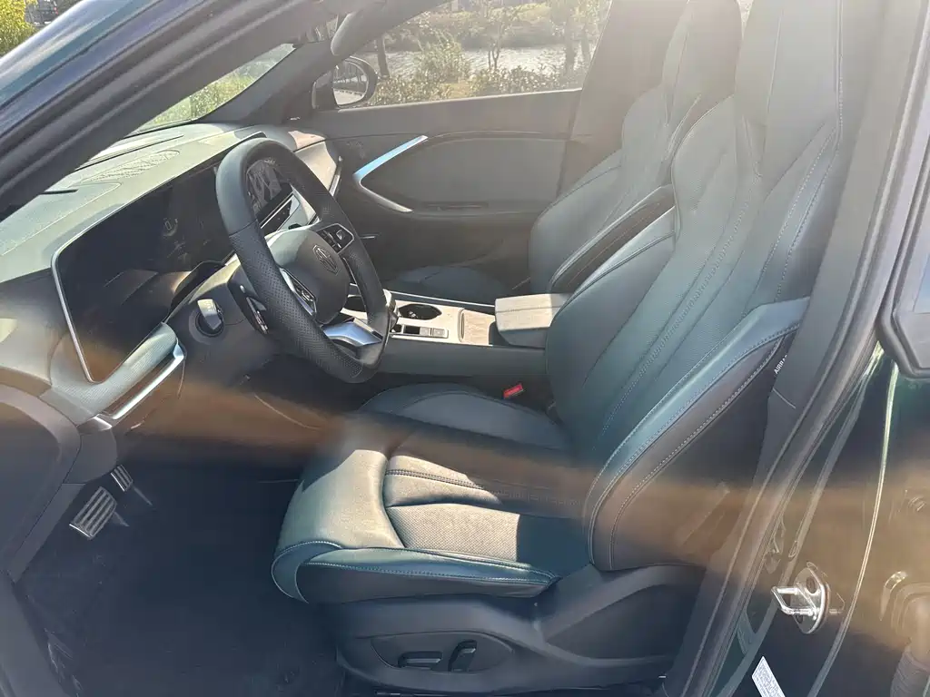 MG7 2025 model 1.5T 300 DCT Elegant version