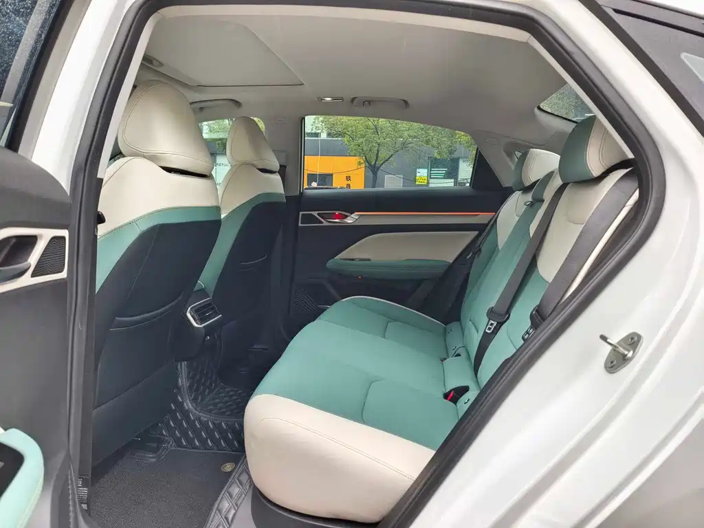 Emgrand L HiP 2022 1.5 TD-DHT Pro 100KM Super Rui